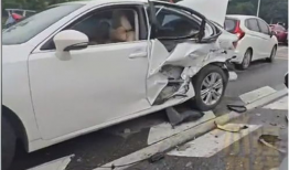 撞车视频,行车记录仪记录下惊险一幕